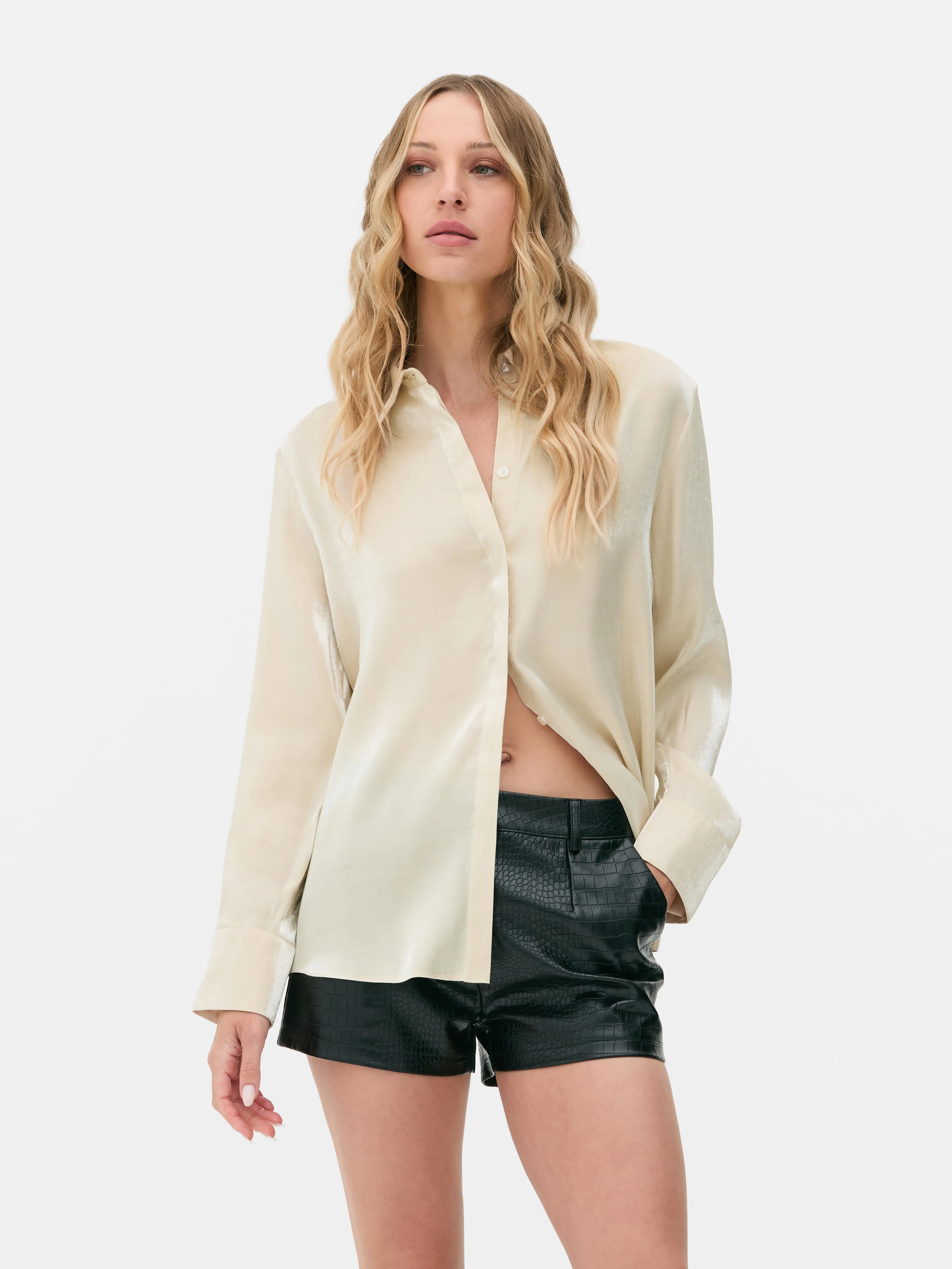 Camisa metalizada con botones de Rita Ora