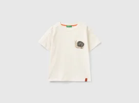Camiseta con estampado y aplicación