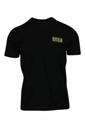Camiseta negra con minilogo lux identity negro en placa dorada