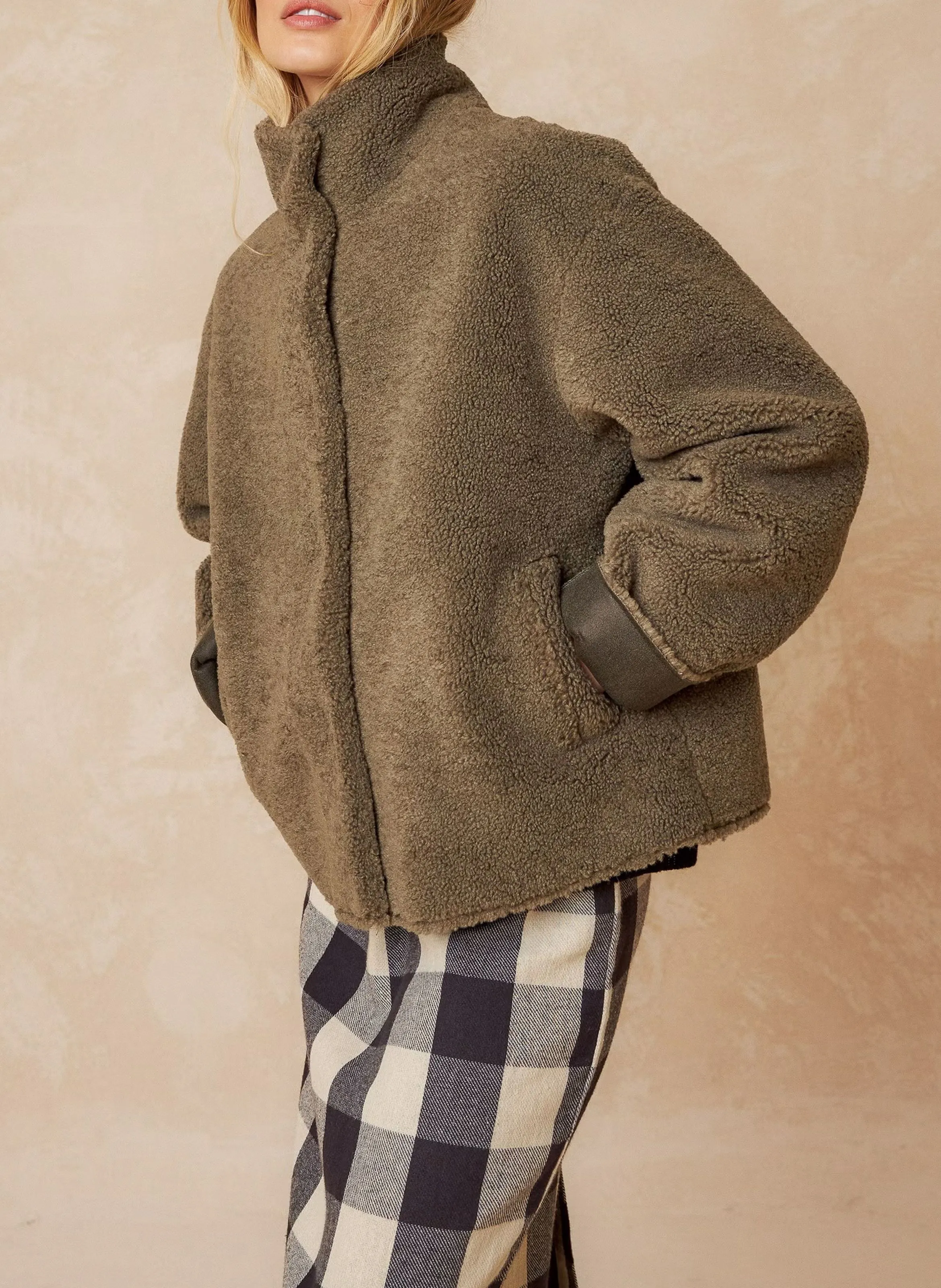 Chaqueta con cuello alto en verde