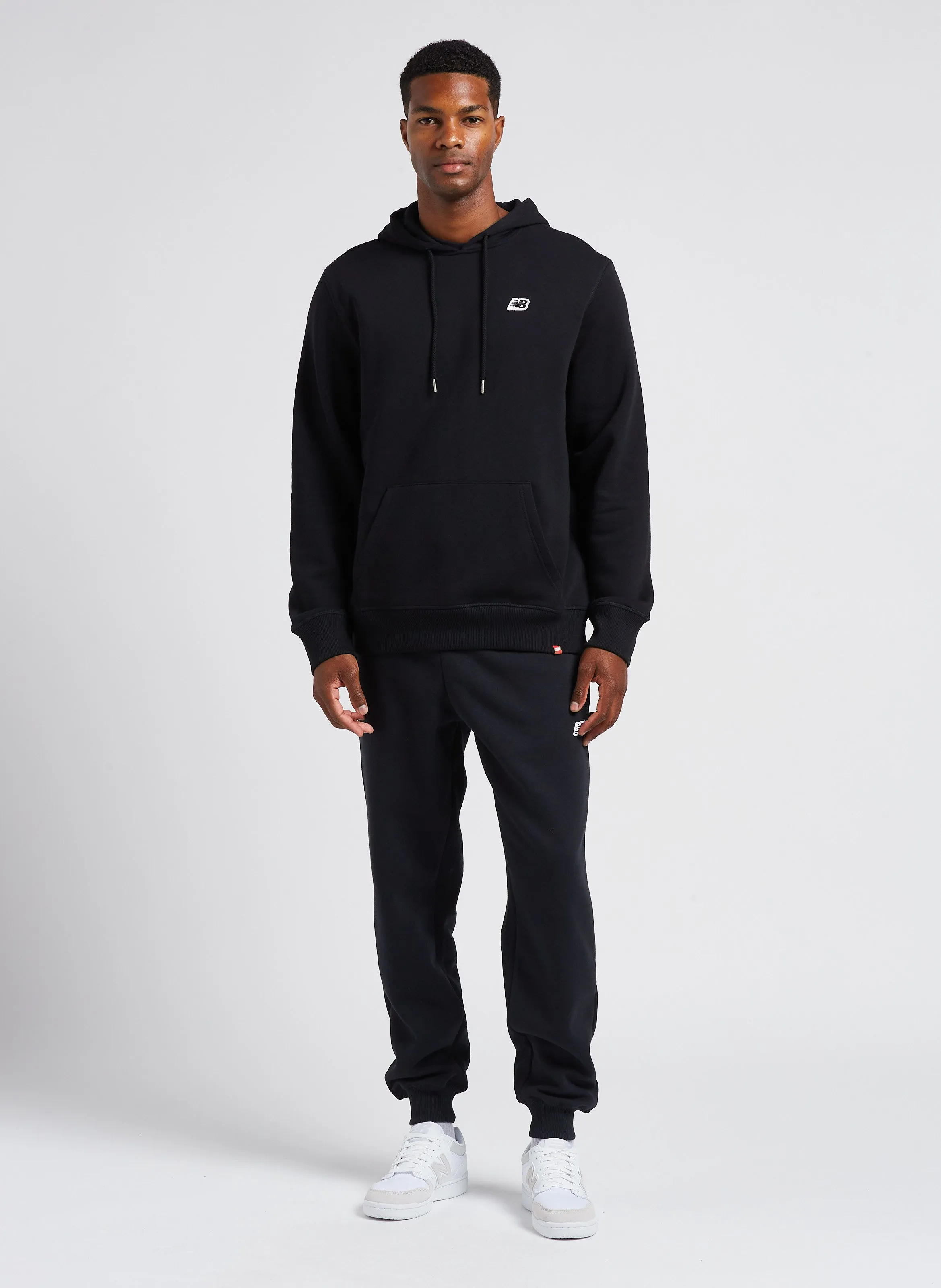 NEW BALANCE Pantalón jogger de algodón en negro