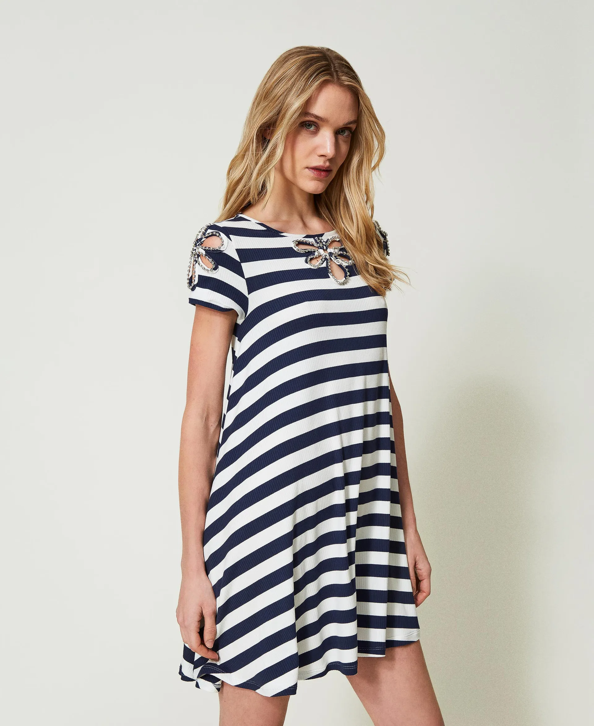 Vestido corto de jacquard con bordados